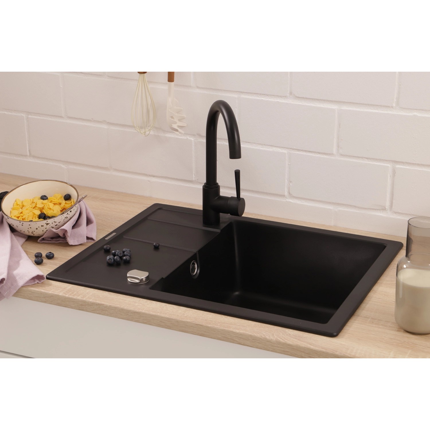 Respekta Granitspüle Nashville, 65x50 cm, Schwarz, mit Armatur in moderner Küchenumgebung.