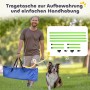 Mann mit Hund trägt blaues PawHut Agility Set in Tragetasche. Grüne Hürden- und Slalomstangen zerlegt abgebildet.