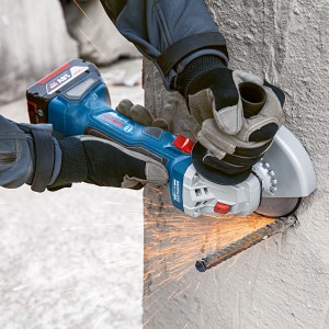 Bosch Professional Akku-Winkelschleifer GWS 18V-7 im Einsatz beim Schleifen von Metall.