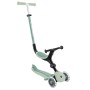Pistazienfarbenes Globber Go-Up Active Lights 3-in-1 Kinderfahrzeug. Dreirad, Laufrad & Scooter mit höhenverstellbarer Lenkstange & LED-Rädern.