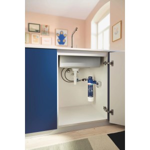 Grohe Blue Starter-Set: Wasserfilter mit Magnesium- und Zink-Filter unter Spüle montiert.
