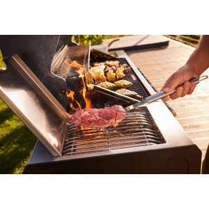 Jamestown Gasgrill Knox mit Steak auf Grillrost und Grillgut im Hintergrund.