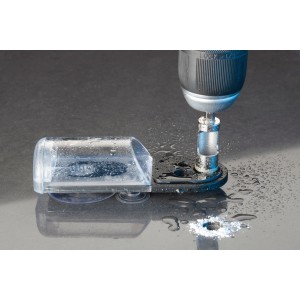 LUX Diamantbohrer 10 mm mit Führung beim Bohren von Fliesen mit Wasserkühlung.