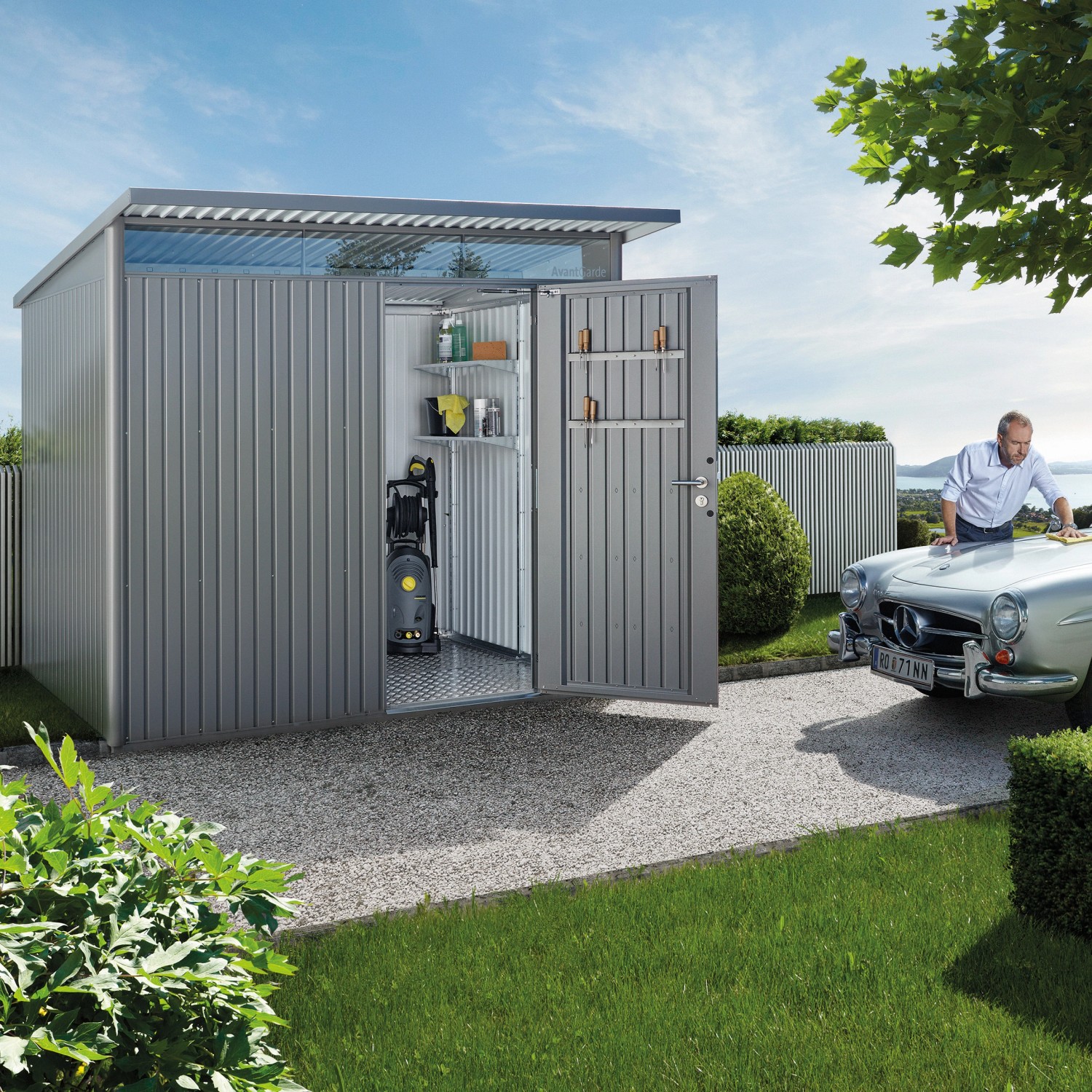 Biohort Metall-Gerätehaus AvantGarde A8, silber-metallic mit geöffneter Doppeltür und Zubehör.