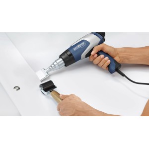 Steinel Heißluftpistole mit Breitschlitzdüse beim Verschweißen einer Folie.