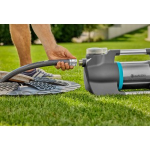Gardena Saugschlauch 25mm mit Überwurfmutter wird an eine Pumpe angeschlossen.