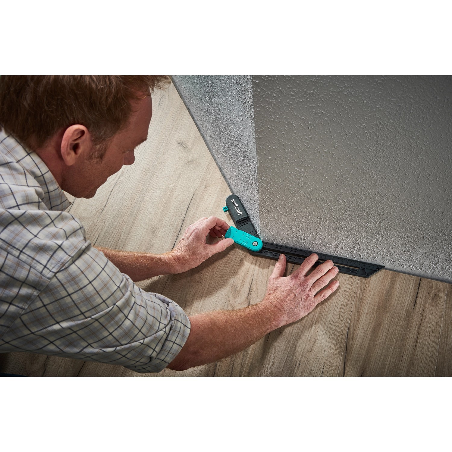 Wolfcraft Winkelschmiege mit Streichmaßfunktion im Einsatz zum Messen eines Winkels.