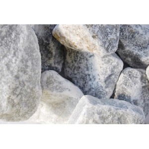 Nahaufnahme von Wolken-Weißem Marmorbruch (50-100mm) im Big-Bag, geeignet für Zierkies- und Splitt Anwendungen.