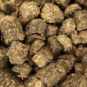 Supravit Luzerne Pferde Leckerli: Dunkle, faserige Pellets aus Luzerneheu für Pferde.