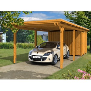 Skan Holz Carport Emsland mit Abstellraum, Eiche hell, mit Auto im Garten.
