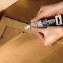Auftragen von transparentem Pattex Montagekleber Fix & Ab auf einen Bilderrahmen.