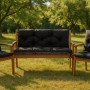 Schwarze, gepolsterte Setgarden Bankauflage 160x50x50cm für 3-Sitzer Gartenbank auf Holzbank im Garten.