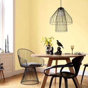 Esszimmer mit Wand in Pastellgelb (Alpina Feine Farben Elfenbein-Rebellin®).