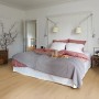 Heller Raum mit Egger Kingsize Laminat 8 mm Eiche Widford Boden, Bett und Deko.