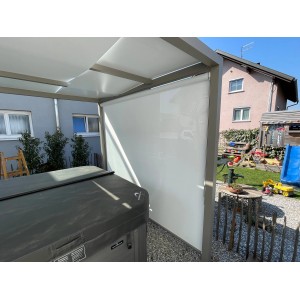 Ximax Seitenmarkise, 300 cm, Weiß, an Aluminium Pergola montiert. Sicht- und Sonnenschutz im Garten.