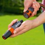 Gardena Wasserstopp für 13 mm (1/2) und 15 mm (5/8) Gartenschläuche in Verwendung.