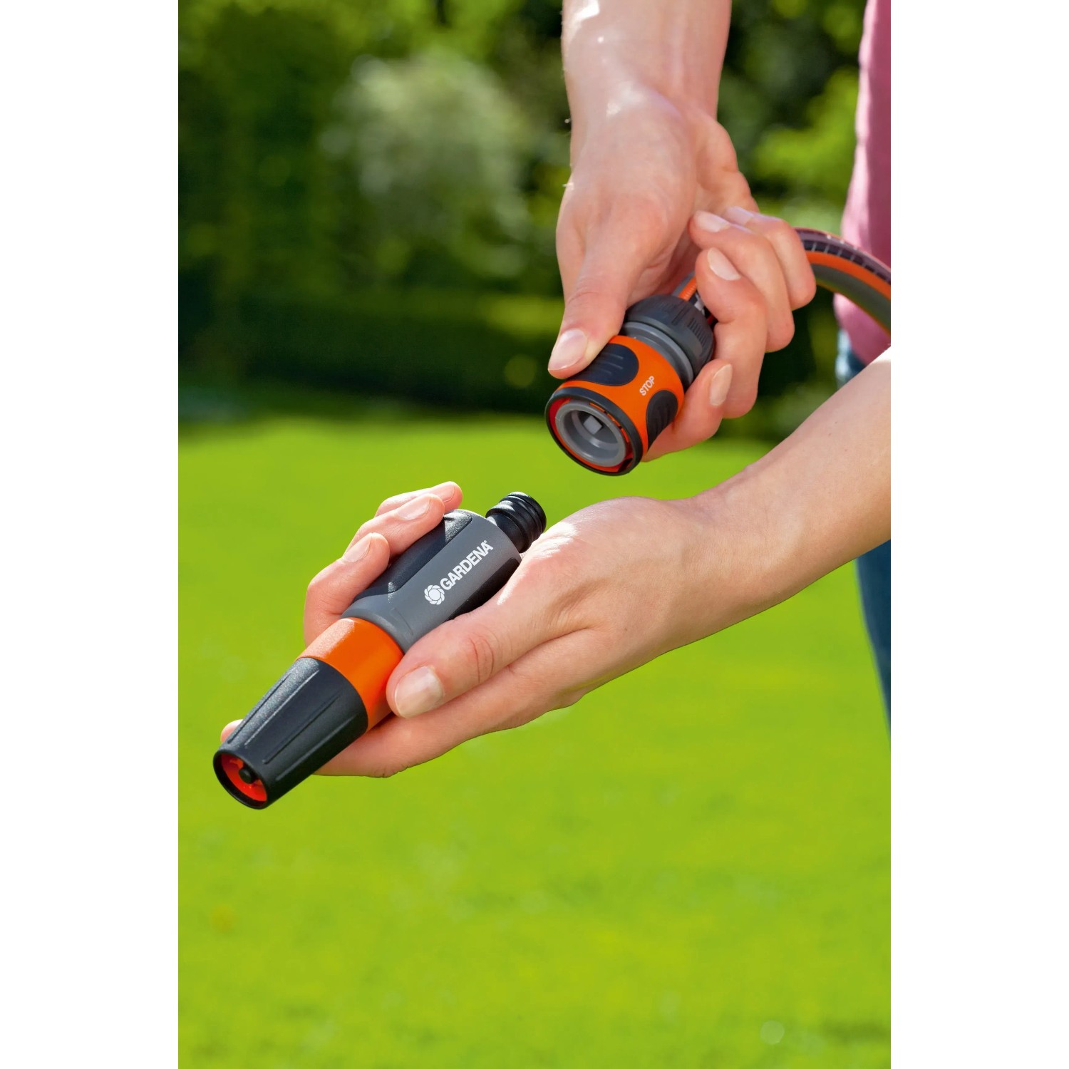 Gardena Wasserstopp für 13 mm (1/2) und 15 mm (5/8) Gartenschläuche in Verwendung.