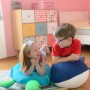 Kinder spielen mit Westmann Pool Buddy Schildkröte (blau) und Wal als Sitzsack im Kinderzimmer.
