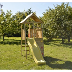 Wendi Toys Spielturm Falke mit gelber Rutsche, Kletterwand und Leiter im Garten.