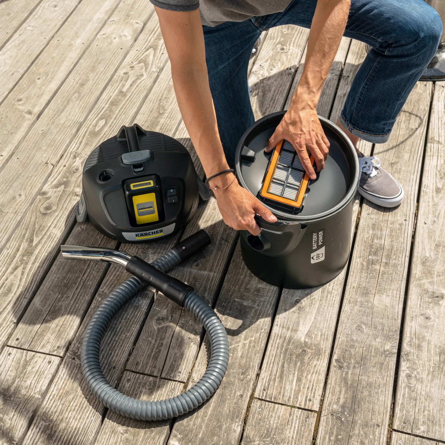Kärcher AD 2 Battery Aschesauger (14 l) mit Zubehör und Filter, Akku-Nass- & Trockensauger.