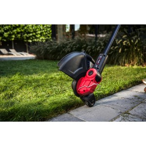 Skil Akku-Rasentrimmer 0241CA (ohne Akku/Ladegerät) mit 30 cm Schnittbreite im Einsatz.