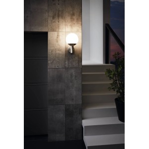 Moderne Eglo Nisia-Z Außenwandleuchte aus Edelstahl und weißem Kunststoff, smart steuerbar.
