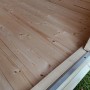 Innenansicht weka Holz-Gartenhaus Angolo A mit Holzboden und Türrahmen.