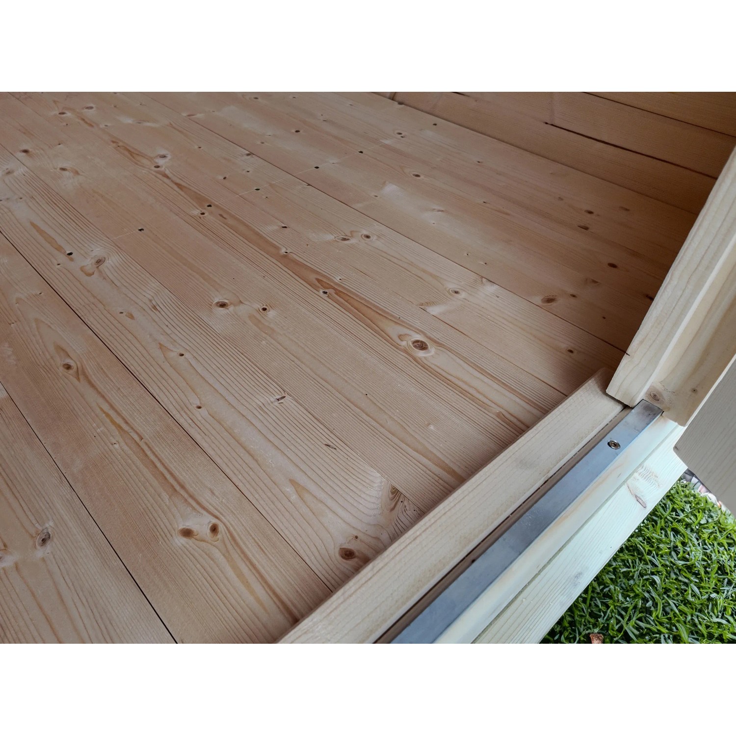 Innenansicht weka Holz-Gartenhaus Angolo A mit Holzboden und Türrahmen.