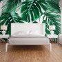 Schlafzimmer mit Fototapete Palmenblätter in Grün und Weiß. Tropisches Flair für Ihr Zuhause.