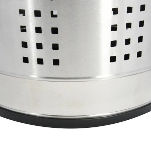 Detailaufnahme: MSV Wäschekorb aus Edelstahl mit Chrom-Finish und quadratischen Aussparungen.