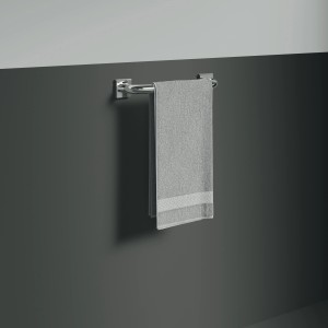 Ideal Standard Wannengriff IOM Cube Chrom mit Handtuch an grauer Wand.
