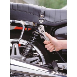 LUX Rollgabelschlüssel 100 mm im Einsatz am Motorrad, Schlüssel & Abzieher.