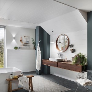 Modernes Badezimmer mit weißen, glänzenden Decken- und Wandpaneelen von Kronoflooring.