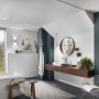Modernes Badezimmer mit weißen, glänzenden Decken- und Wandpaneelen von Kronoflooring.