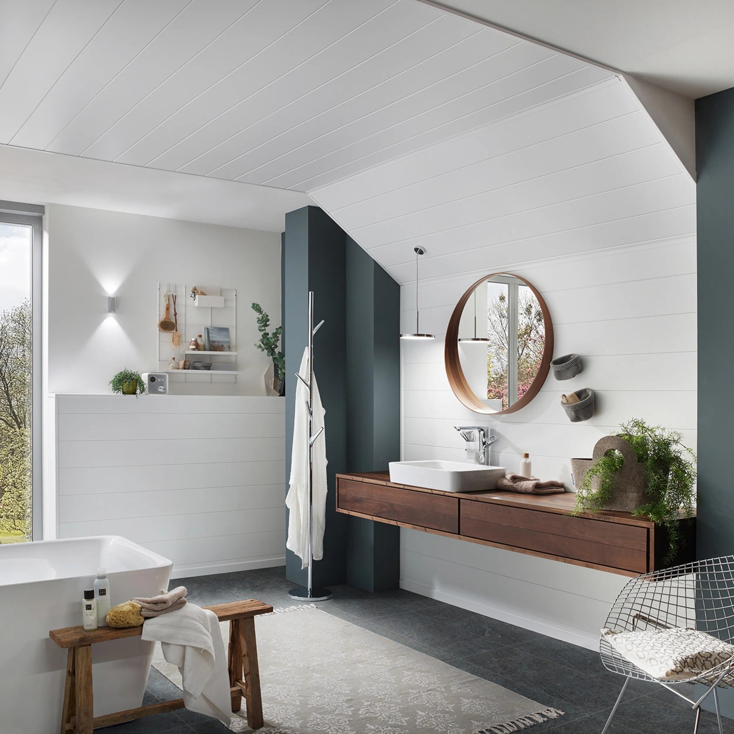 Modernes Badezimmer mit weißen, glänzenden Decken- und Wandpaneelen von Kronoflooring.