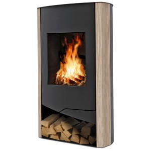 Wamsler Kaminofen N-Line Sandstein Schwarz 5 kW mit Holzscheiten im Fach.