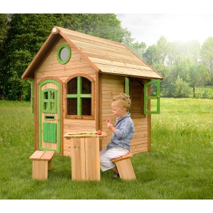 Axi Julia Spielhaus aus Holz mit Tisch und Stuhl in Braun und Grün im Garten.