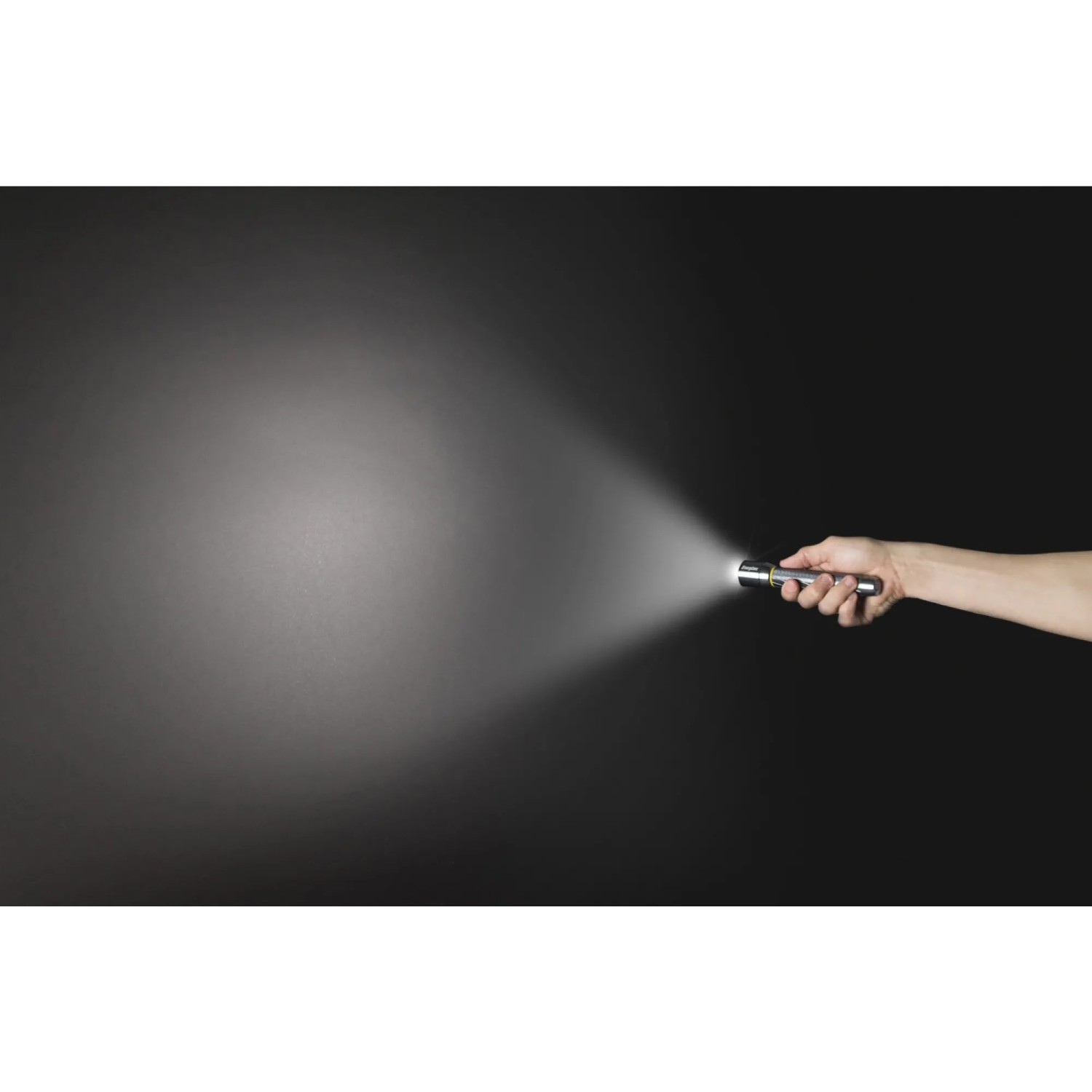 Energizer Vision HD Metall Taschenlampe im Einsatz, Lichtstrahl sichtbar.