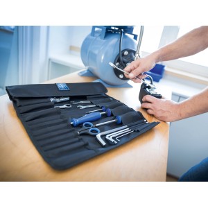 Offene, schwarze LUX Rolltasche für Werkzeug mit 26 Fächern und diversen Werkzeugen.