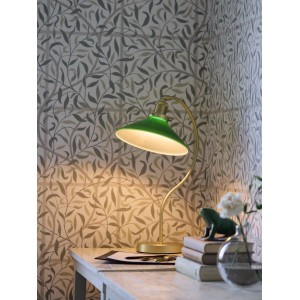 PR Home Axel Tischleuchte mit grünem Glasschirm und Messinggestell auf Schreibtisch. Skandinavisches Design.