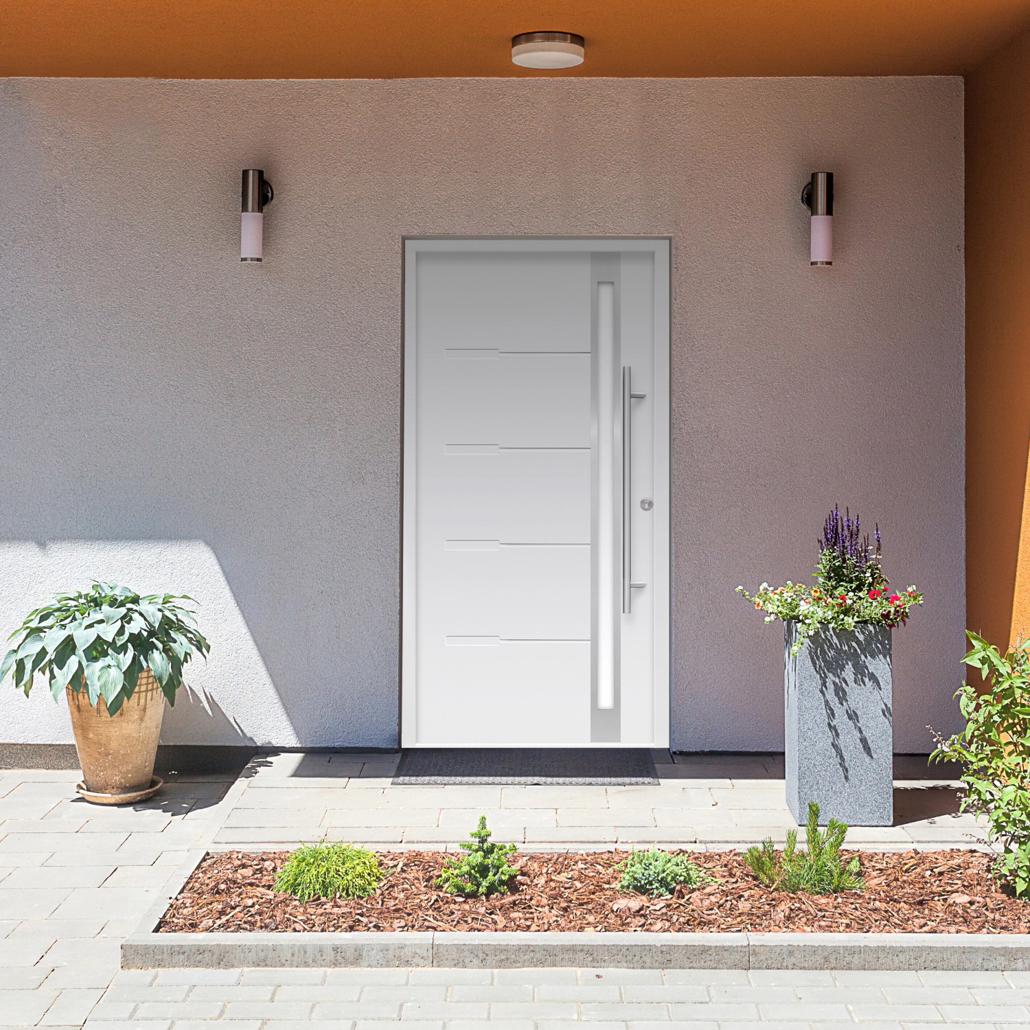 Weiße Haustür Thermospace Neapel Prime mit Edelstahlgriff und satiniertem Glas im Hauseingang.