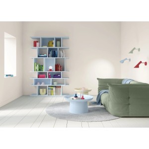 Helles Wohnzimmer mit Wänden in Alpina Innenfarbe Pantone Cloud Dancer Weiß. Matte Wandfarbe für entspannte Räume.