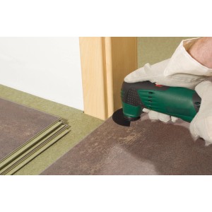 LUX Segmentsägeblatt im Einsatz mit Multitool für Feinschnitte an Holztürrahmen.