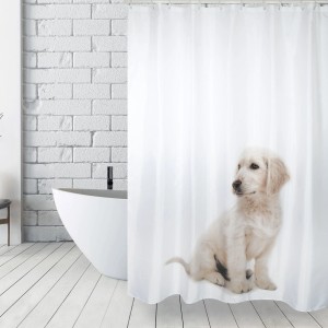 Weißer Duschvorhang Scott 180x200 cm mit Hundemotiv im Badezimmer.