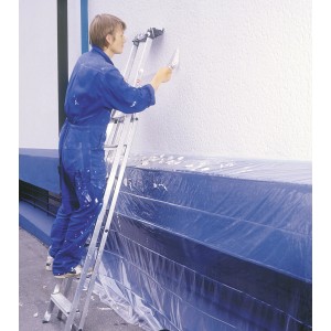 Anwendung: LUX Abdeckfolie mit Gewebeband schützt Fassade vor Farbspritzern bei Malerarbeiten.