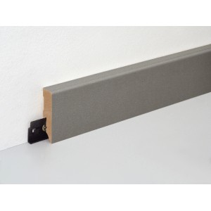 Graue FN Neuhofer Sockelleiste FU062L mit Clip-System und innenliegendem Kabelkanal.