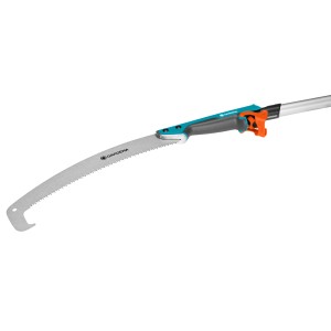 Gardena combisystem Gartensäge 300 PP gebogen mit Räumhaken und Teleskopstiel-Adapter.