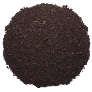 Nahaufnahme von OBI Rhododendronerde, einer dunklen, torfreduzierten Erde für Moorbeetpflanzen.