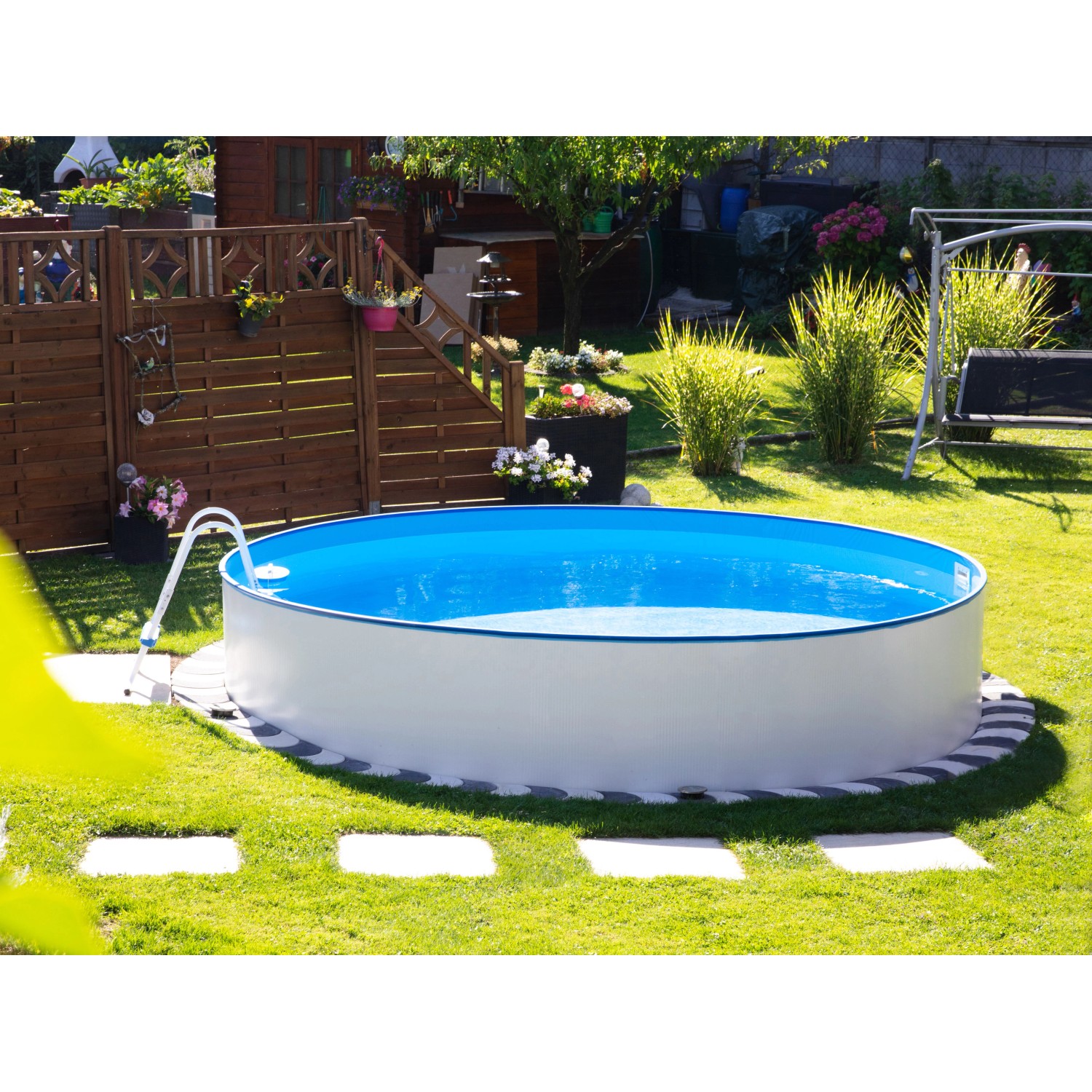 Steinbach Stahlwandpool-Set Nuovo Ø 550 cm im Garten mit Leiter und blauem Wasser.