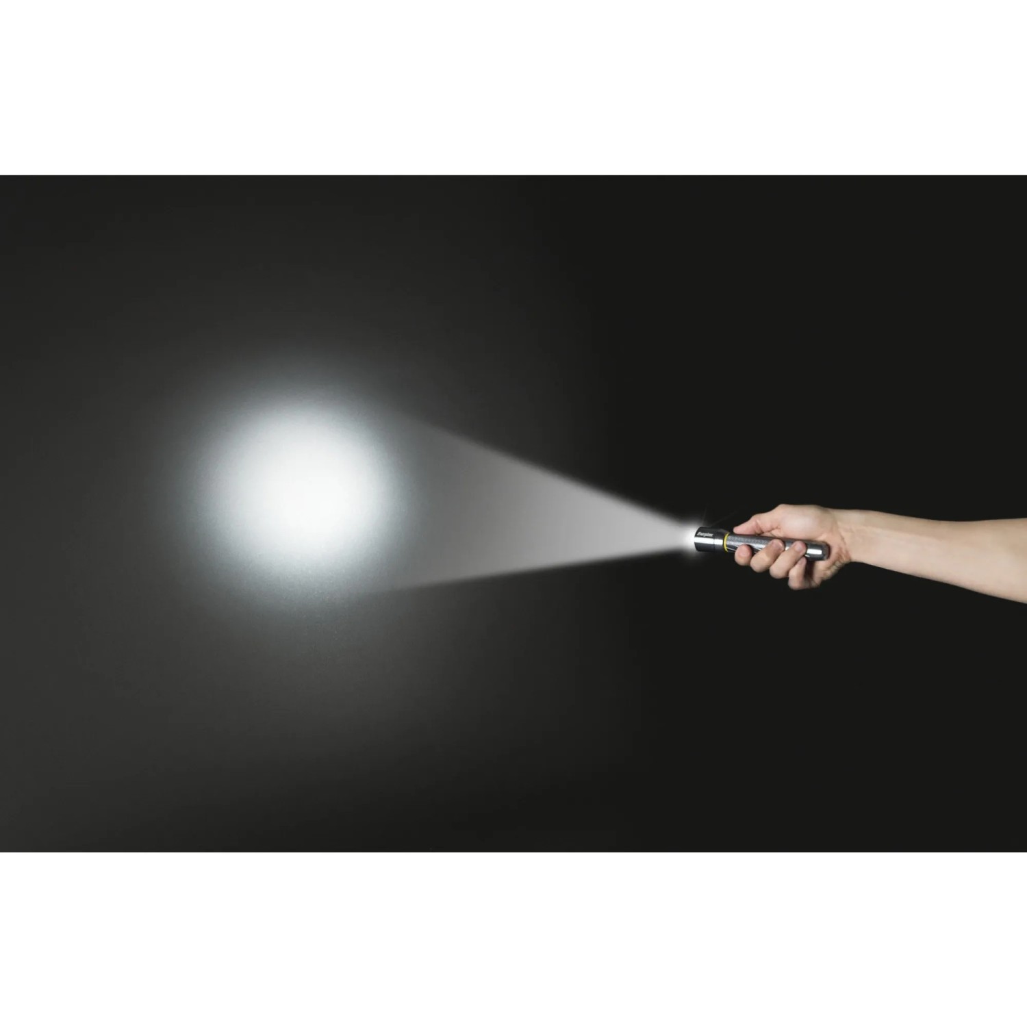 Energizer Vision HD Metall Taschenlampe in Hand mit Lichtkegel.